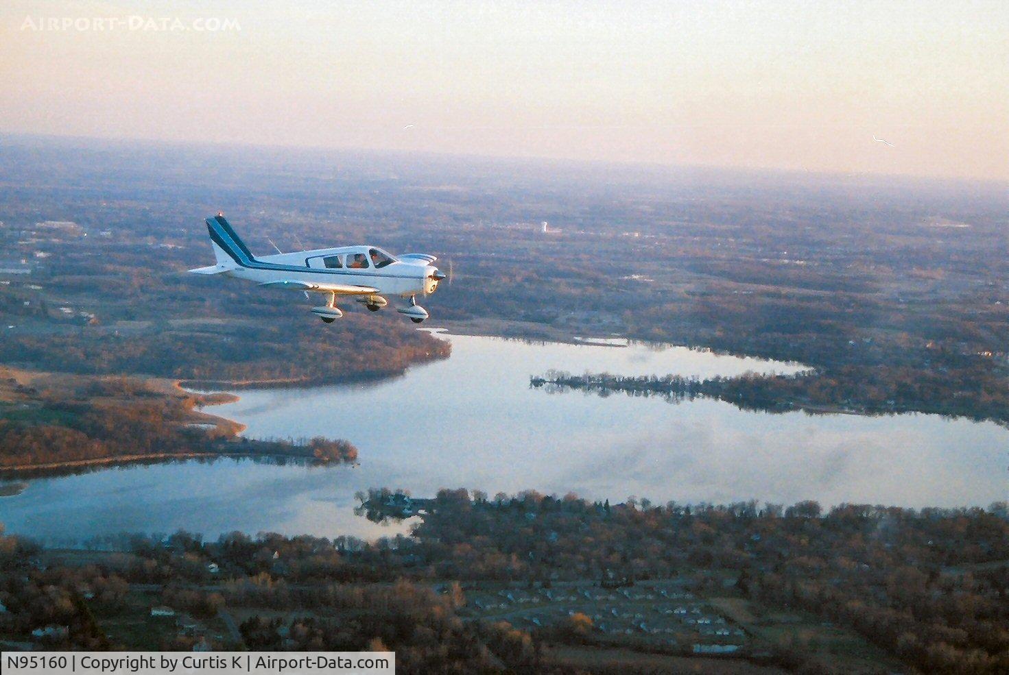 N95160, 1969 Piper PA-28-140 C/N 28-25829, In flight over Lake Minnetonka