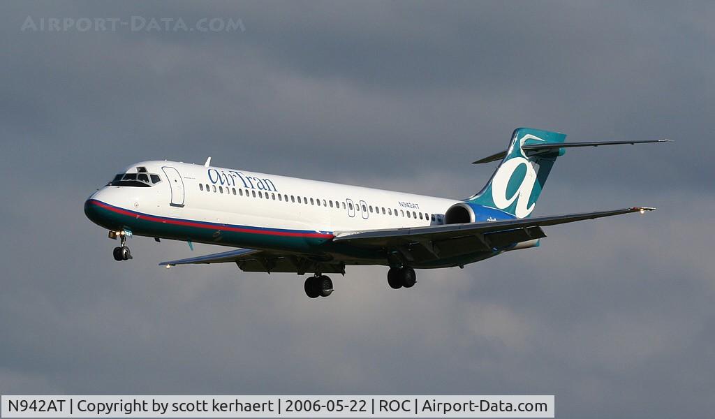N942AT, 1999 Boeing 717-200 C/N 55005, landing 04