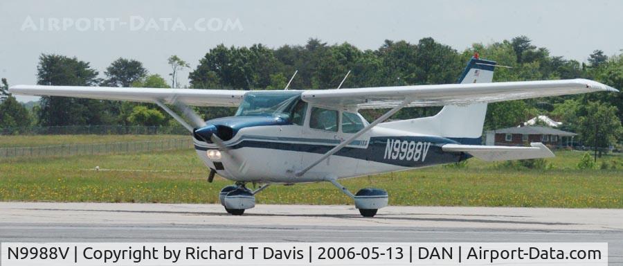 N9988V, 1974 Cessna 172M C/N 17264606, 1974 Cessna 172M taxis into  Danville Va. for fuel.