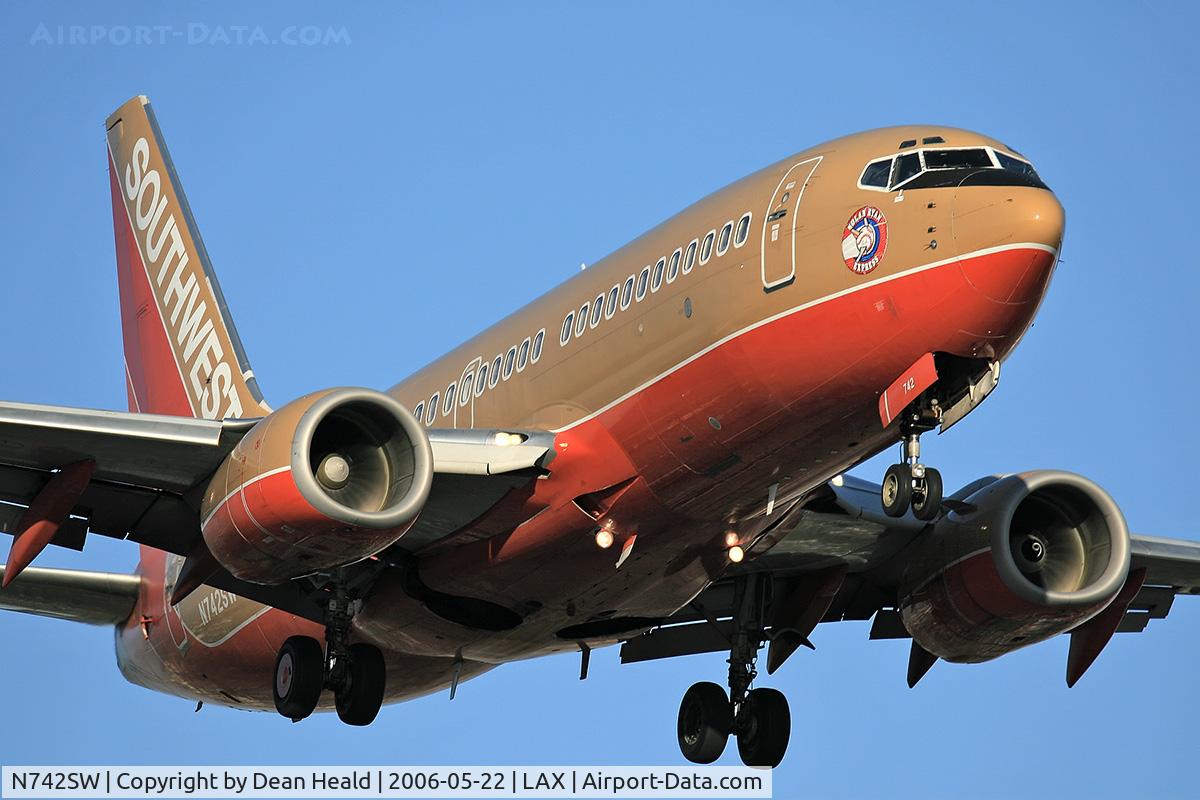 N742SW, 1998 Boeing 737-7H4 C/N 29278, Southwest Airlines N742SW - 
