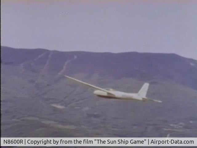 N8600R, 1962 Schweizer SGS 2-32 C/N 1, George Moffat just off tow in the 1969 Sugarbush Regionals