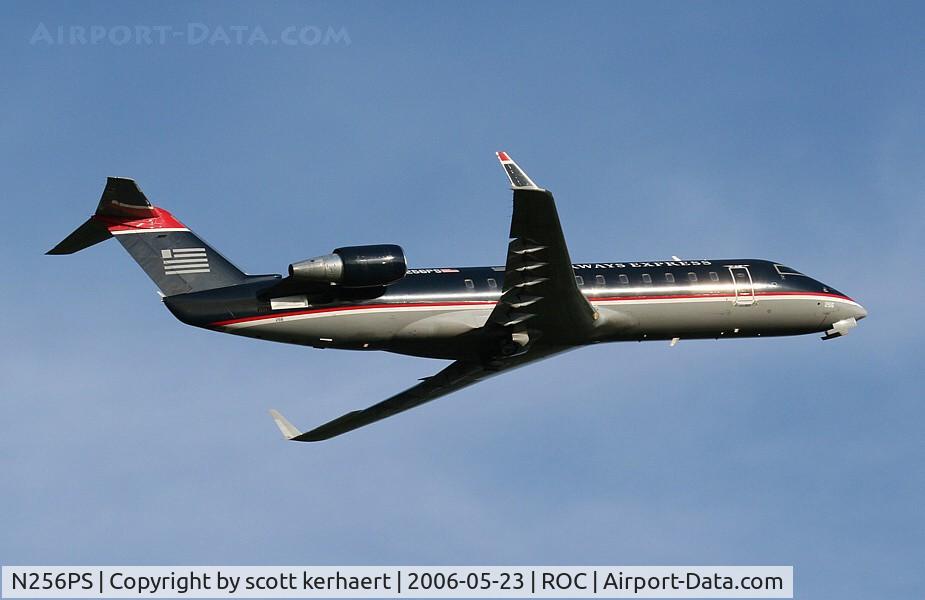 N256PS, 2004 Canadair CL-600-2B19 Regional Jet CRJ-200ER C/N 7937, departing r/w 22