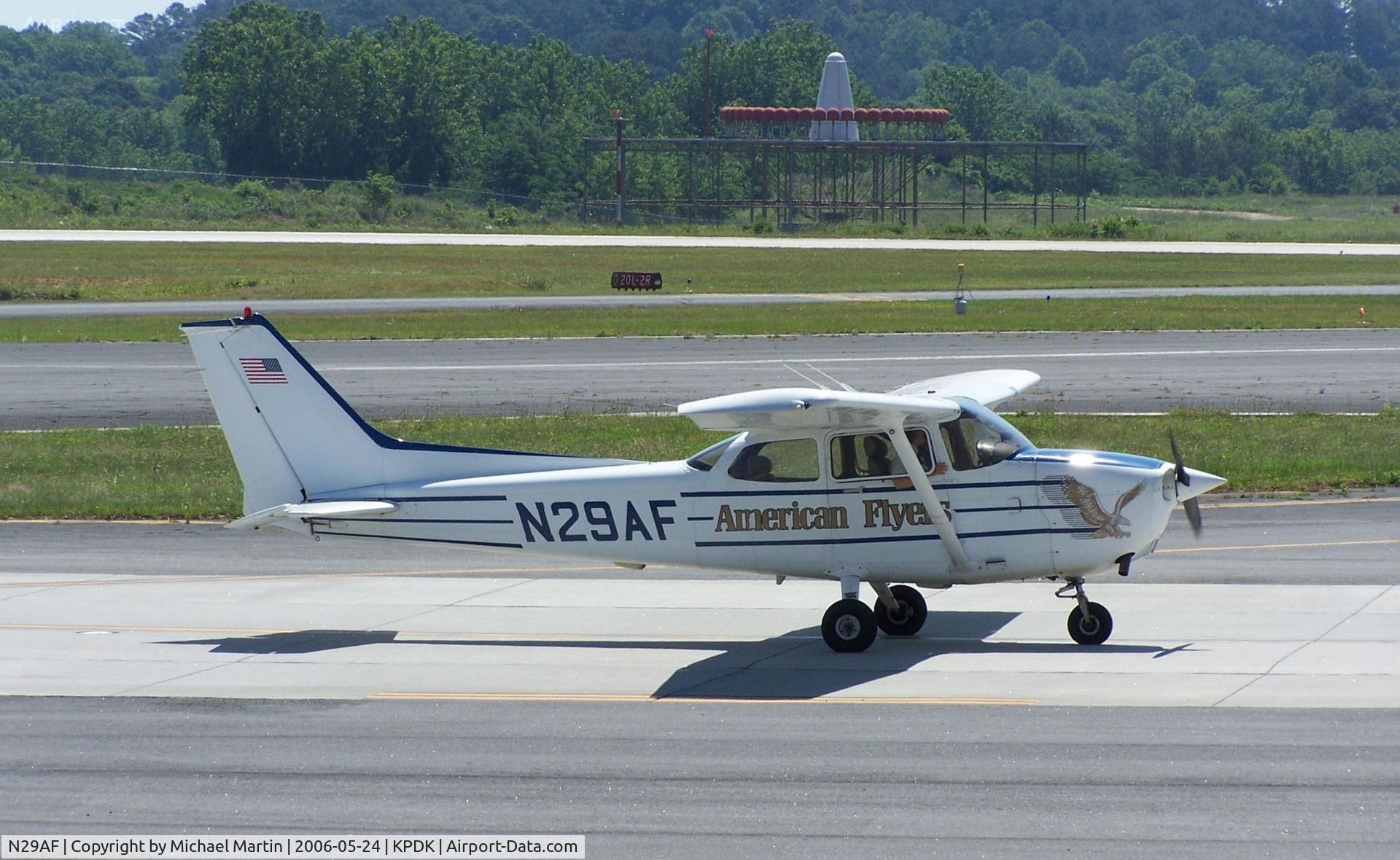N29AF, 1998 Cessna 172R C/N 17280456, Taxing to 2L