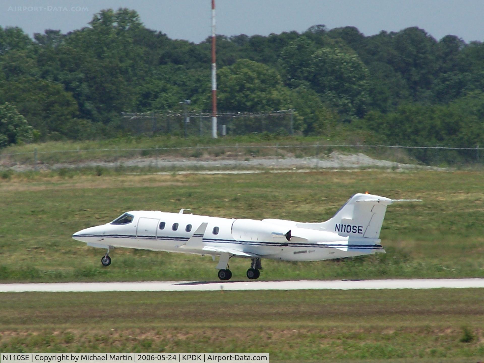 N110SE, 2000 Learjet 31A C/N 217, Departing on 2R enroute to KMEM