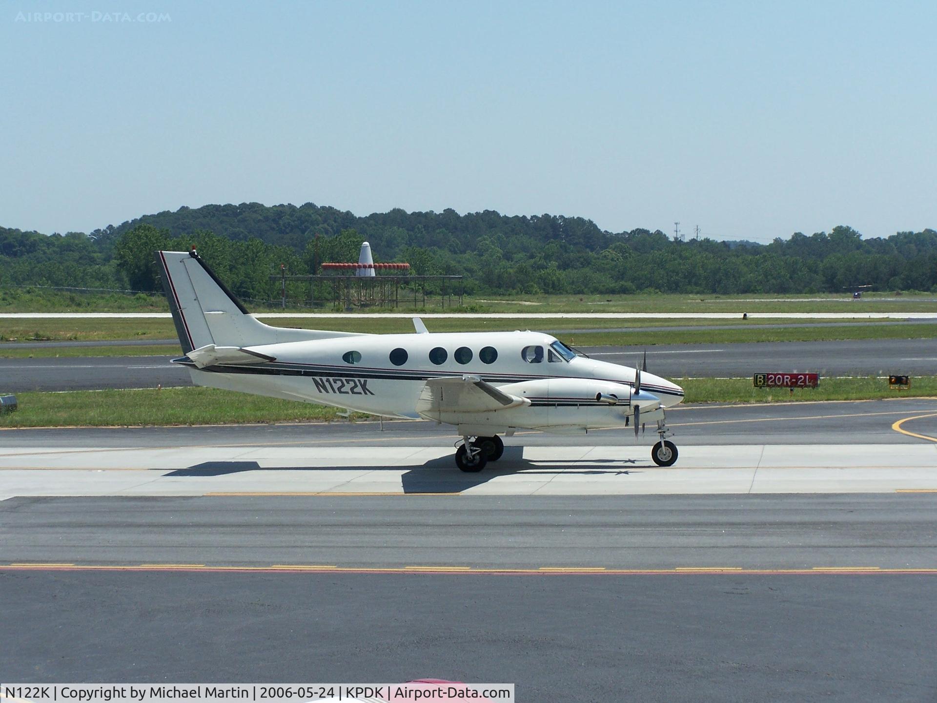 N122K, 1976 Beech C90 King Air C/N LJ-707, Taxing to Mercury Air Center
