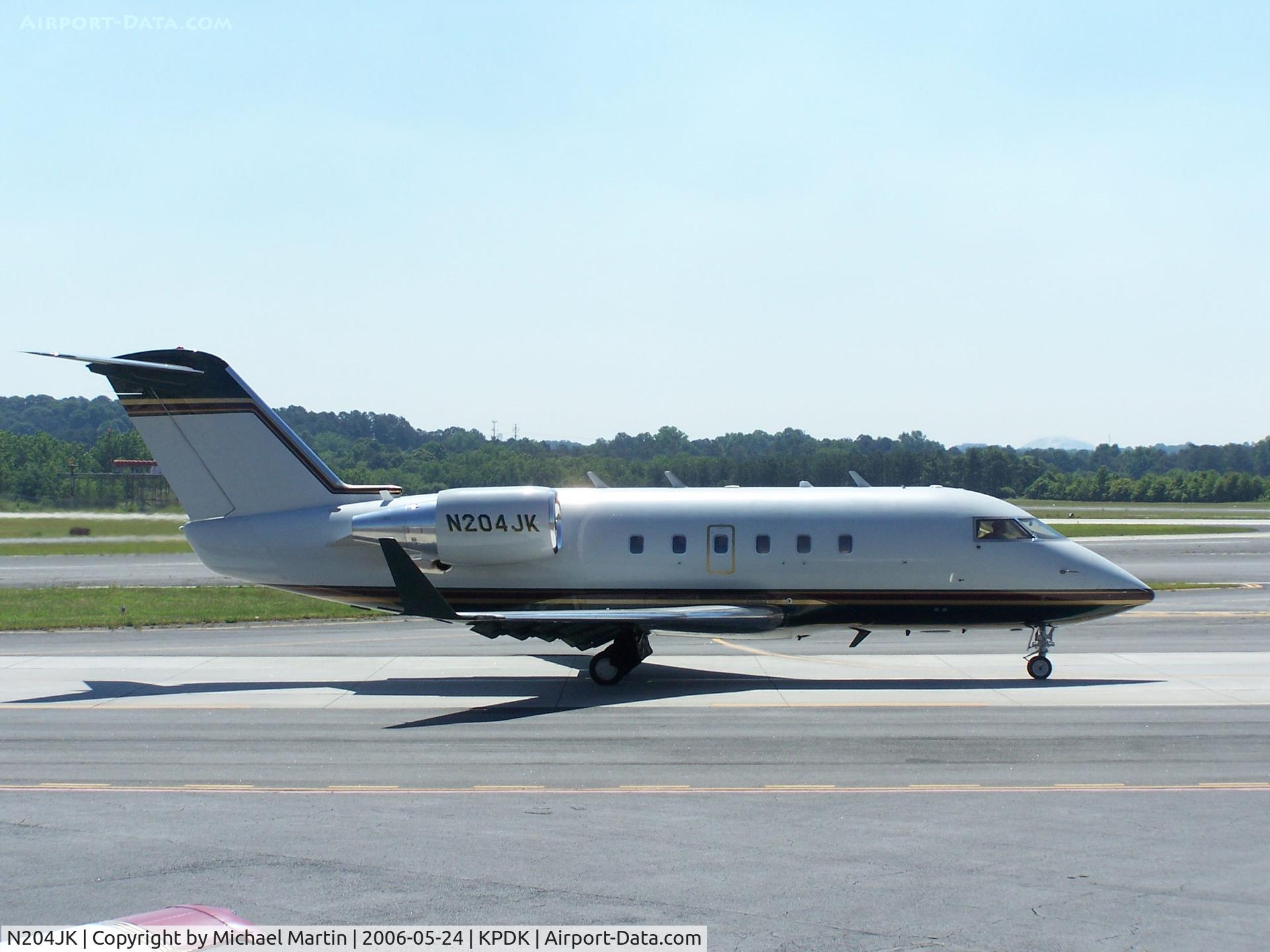 N204JK, Canadair Challenger 600 (CL-600-1A11) C/N 5015, Taxing to 2R