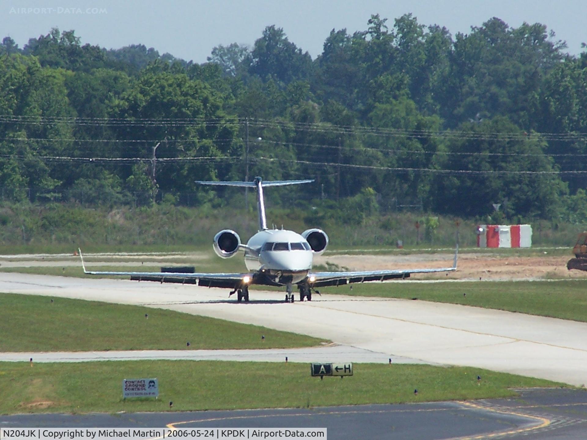 N204JK, Canadair Challenger 600 (CL-600-1A11) C/N 5015, Taxing from Signature Air