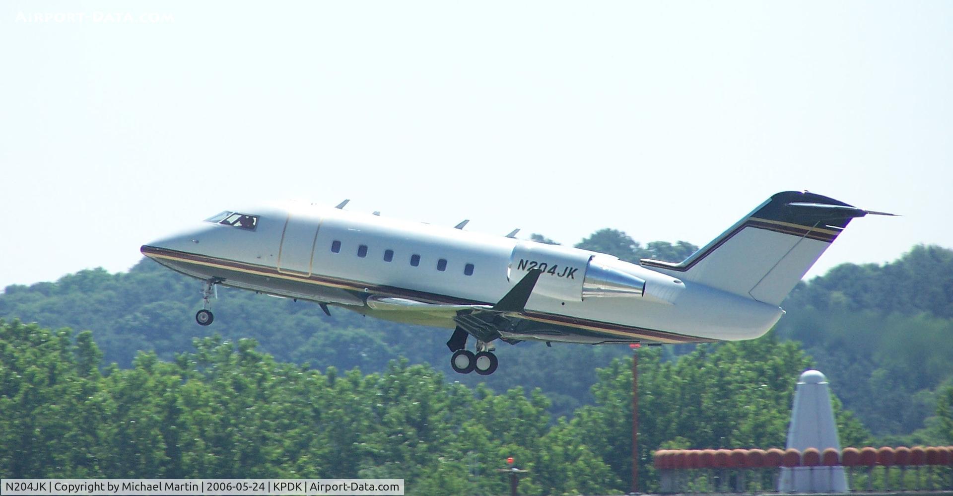 N204JK, Canadair Challenger 600 (CL-600-1A11) C/N 5015, Departing on 2R for parts unknown