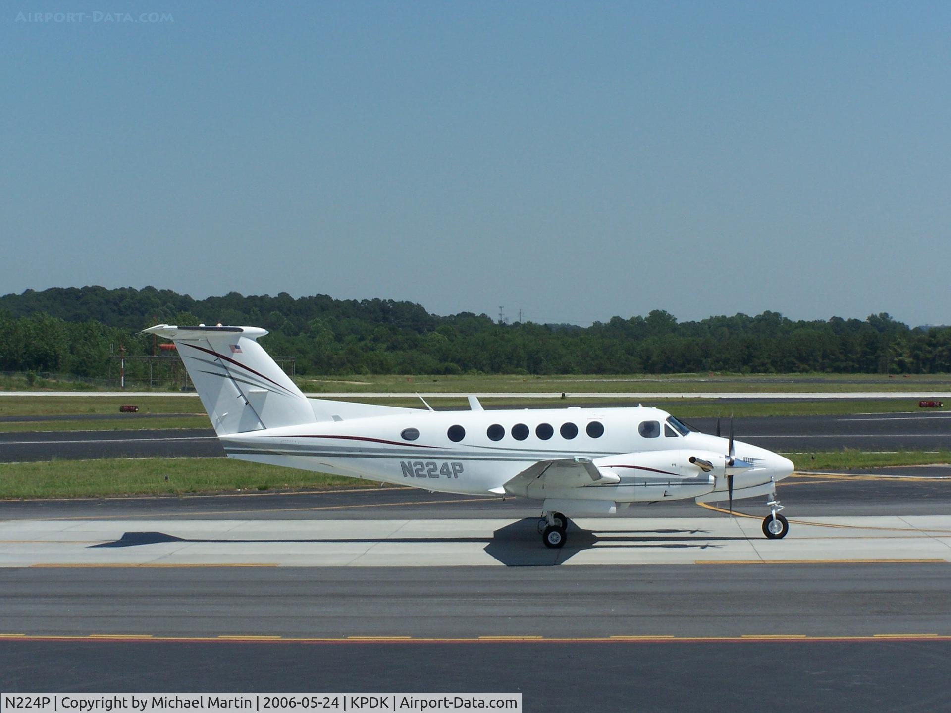 N224P, 1985 Beech B200 King Air C/N BB-1230, Taxing to 2R