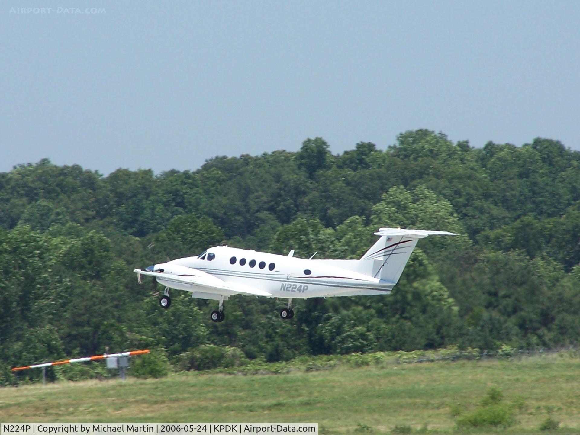 N224P, 1985 Beech B200 King Air C/N BB-1230, Departing on 2R enroute to KIAD