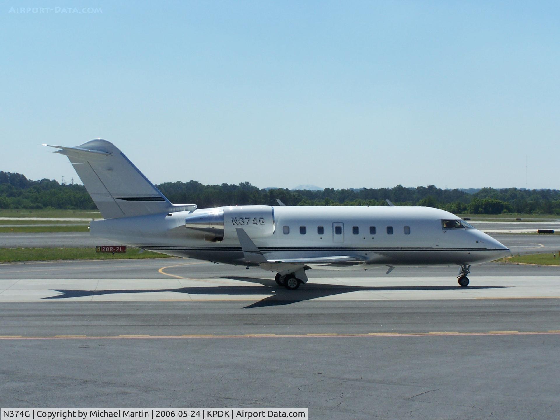 N374G, 2000 Canadair Challenger 604 (CL-600-2B16) C/N 5368, Taxing to 2R