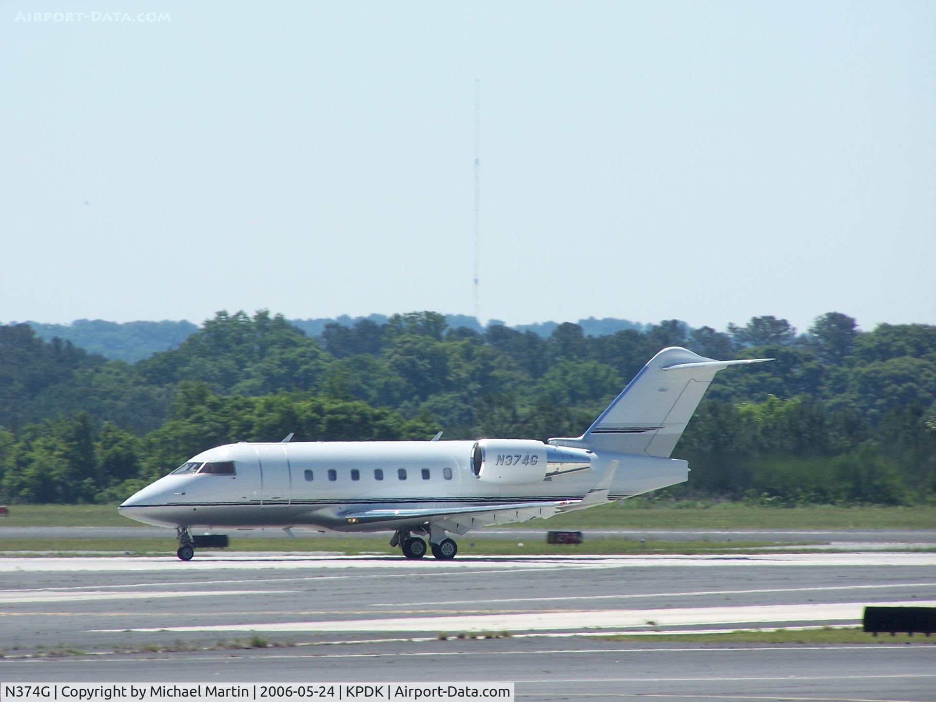 N374G, 2000 Canadair Challenger 604 (CL-600-2B16) C/N 5368, Departing on 2R