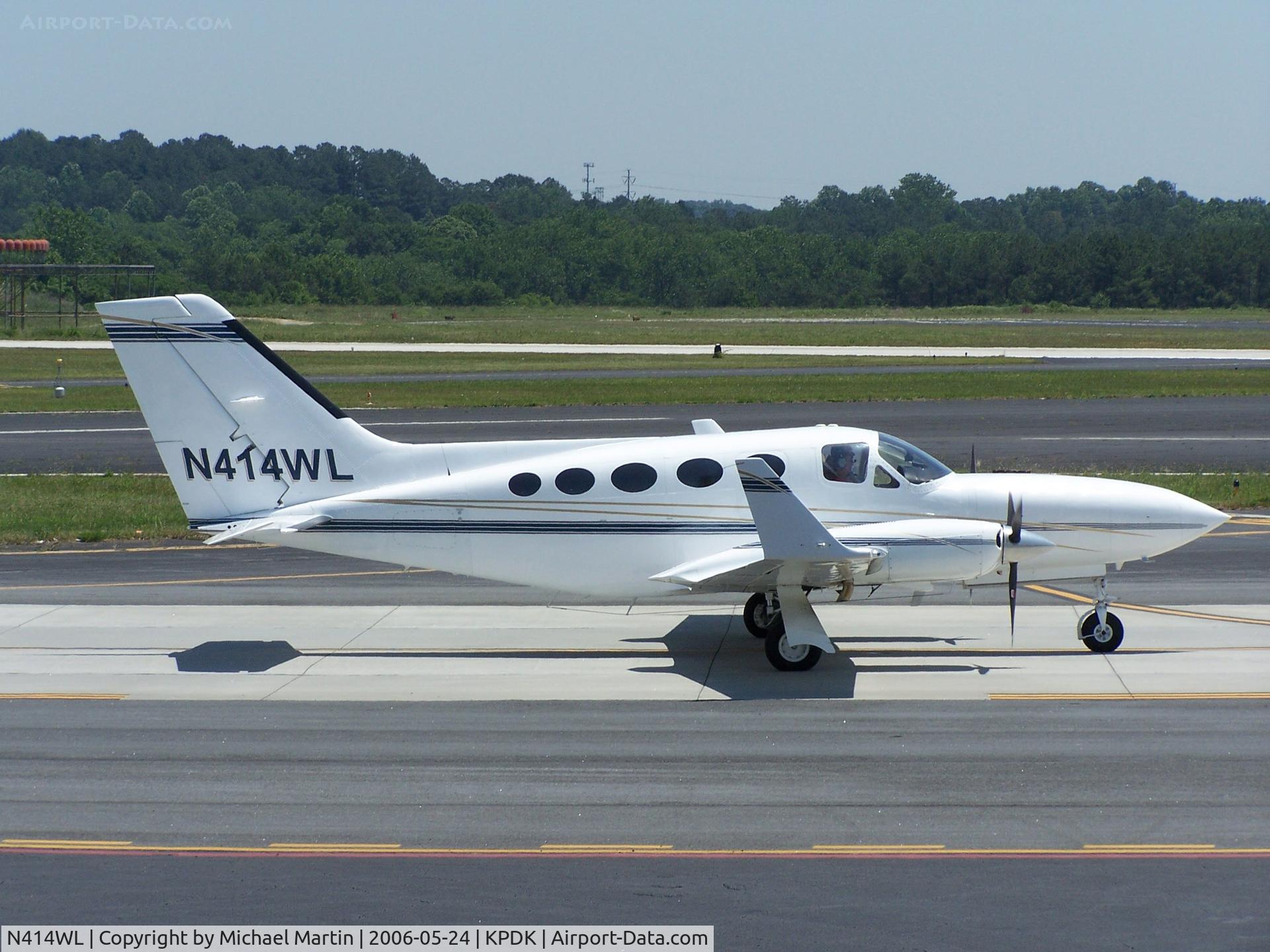 N414WL, 1981 Cessna 414A Chancellor C/N 414A0644, Taxing to 2R