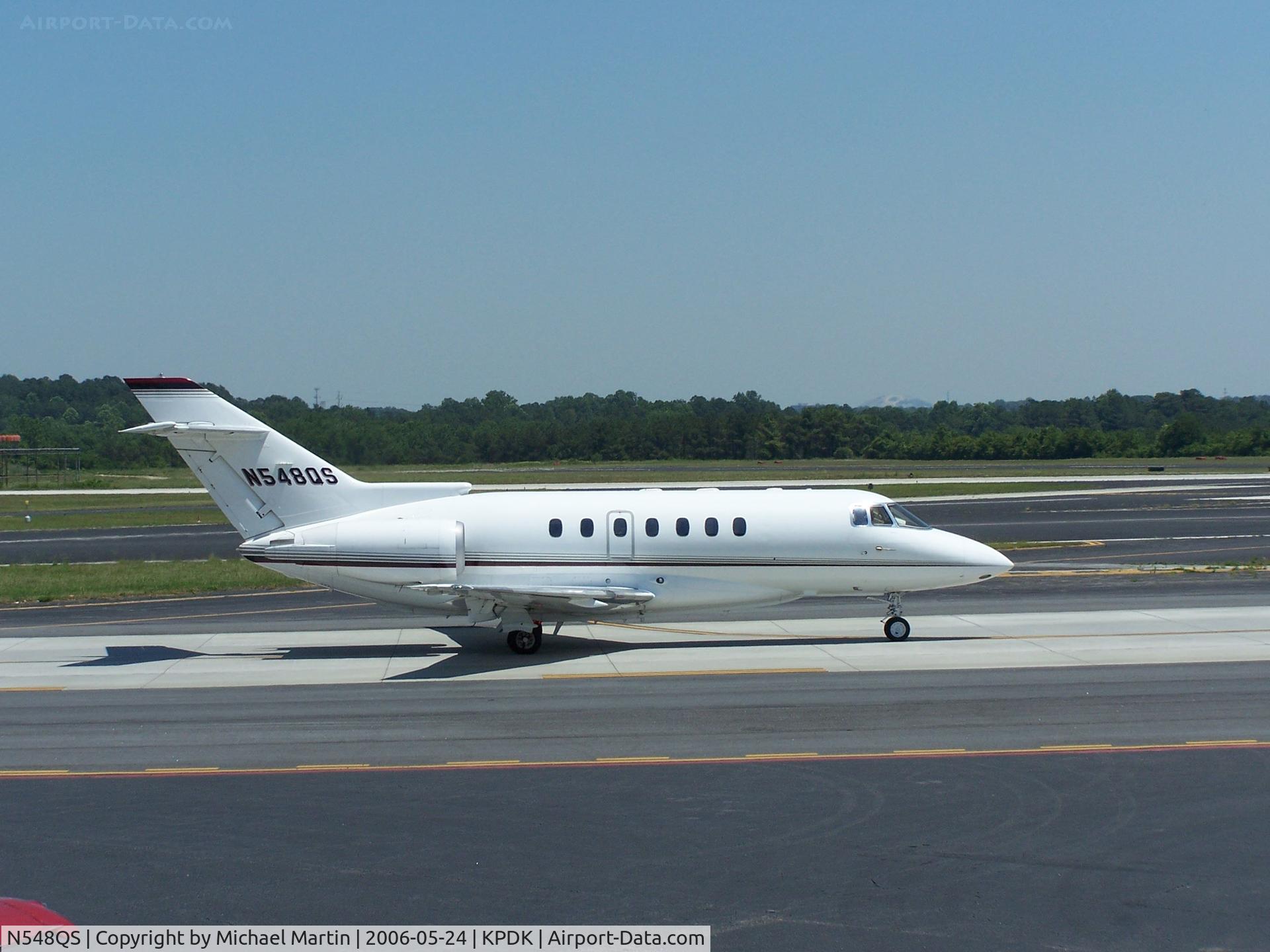 N548QS, 1995 British Aerospace BAE125 HAWKER 1000A C/N 259048, Taxing to Runway 2R