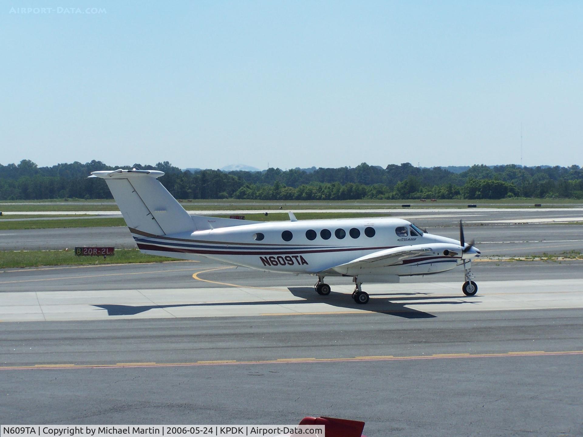 N609TA, 2000 Raytheon Aircraft Company B200 C/N BB-1725, Taxing to Runway 2R