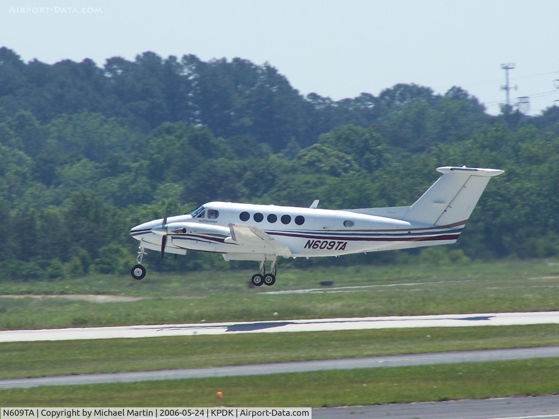 N609TA, 2000 Raytheon Aircraft Company B200 C/N BB-1725, Departing PDK enroute to KTPA