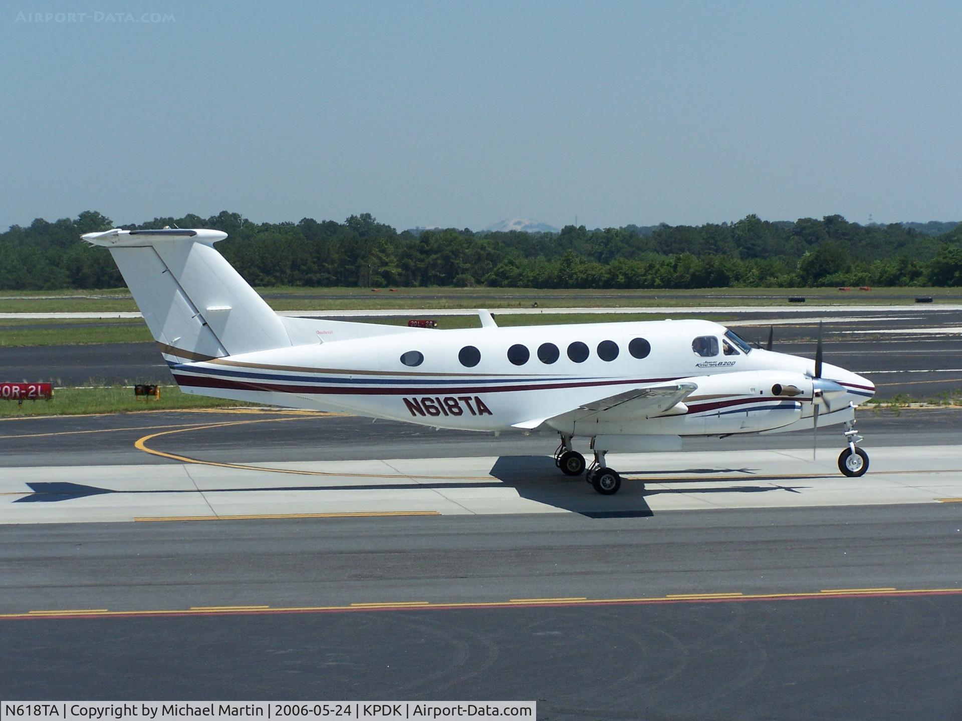 N618TA, 2001 Raytheon B200 King Air C/N BB-1754, Taxing to Runway 2R