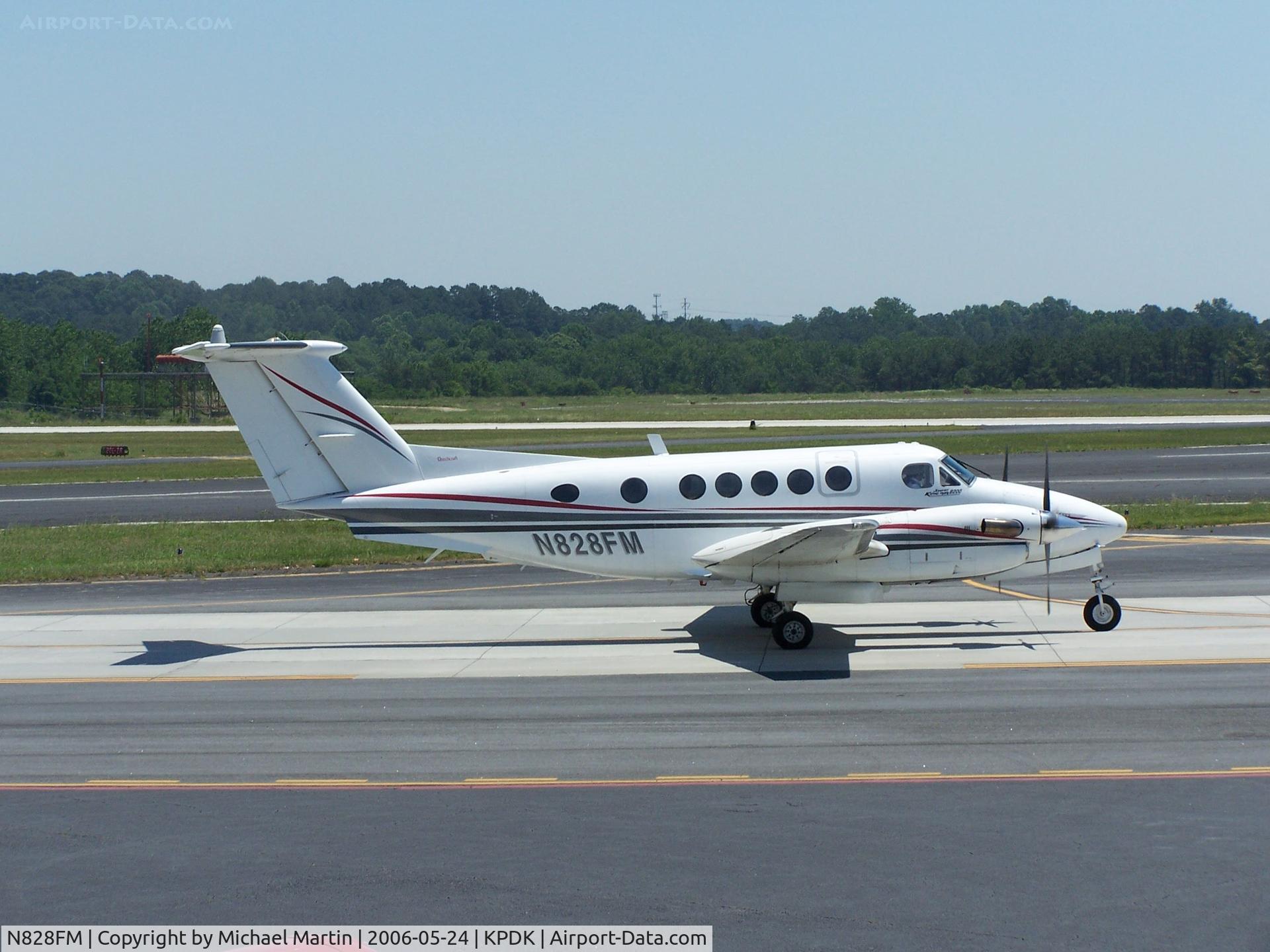 N828FM, 1982 Beech B200 King Air C/N BB-1069, Taxing to Runway 2R