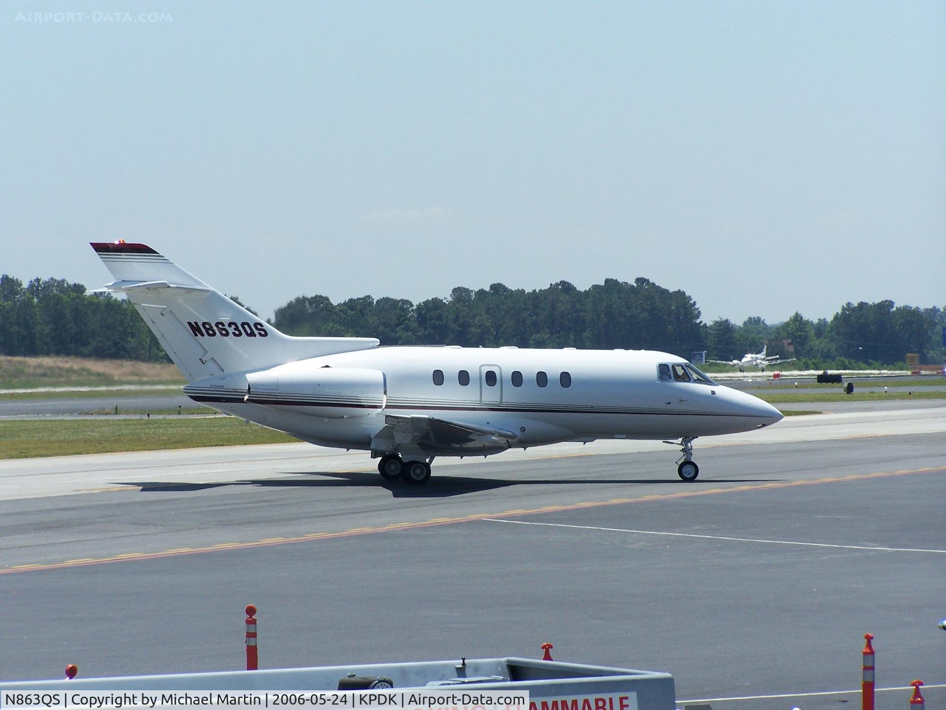 N863QS, 2000 Raytheon Hawker 800XP C/N 258463, Taxing to Mercury Air Center