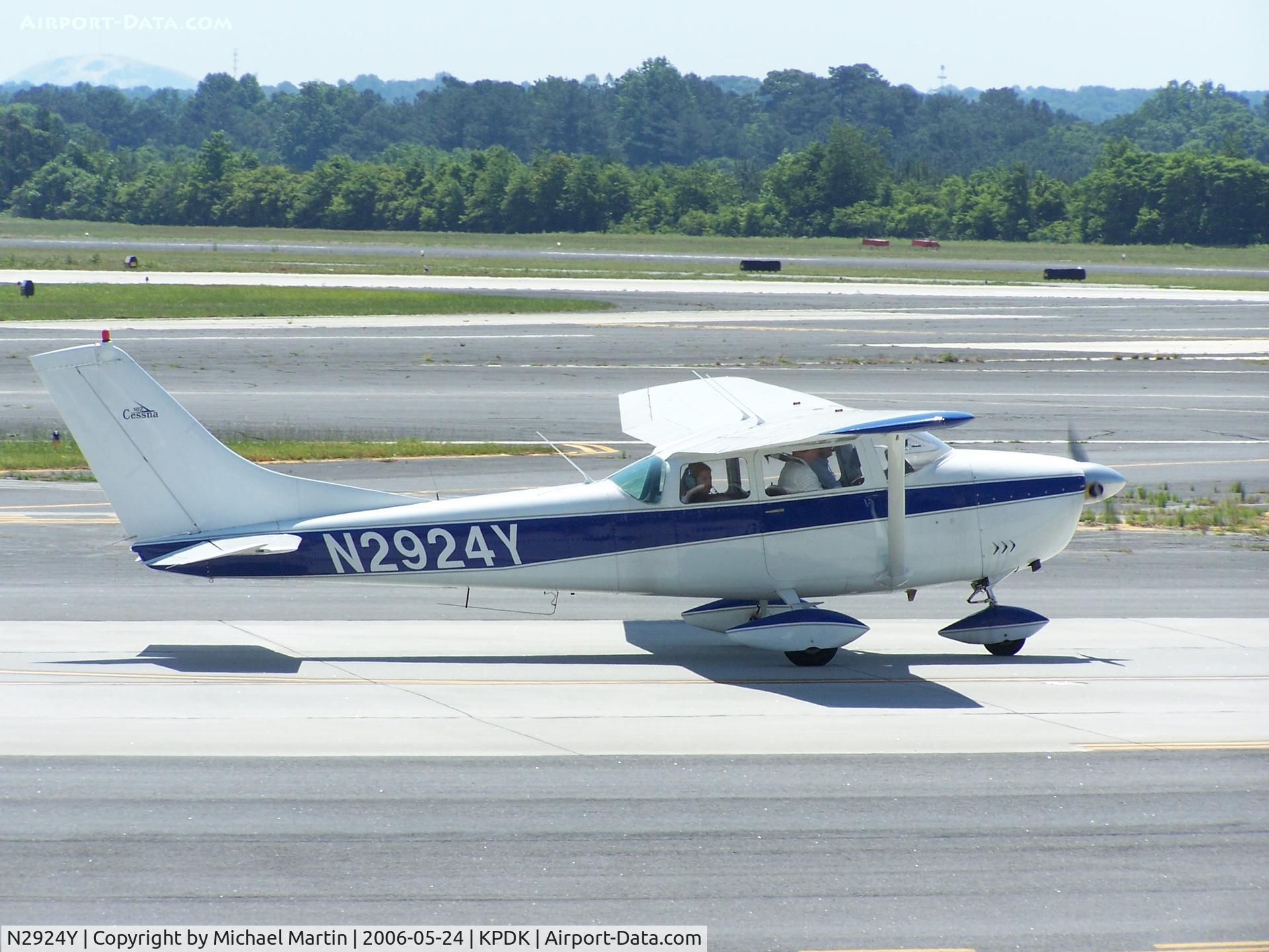 N2924Y, 1962 Cessna 182E Skylane C/N 18253924, Taxing to Runway 2L