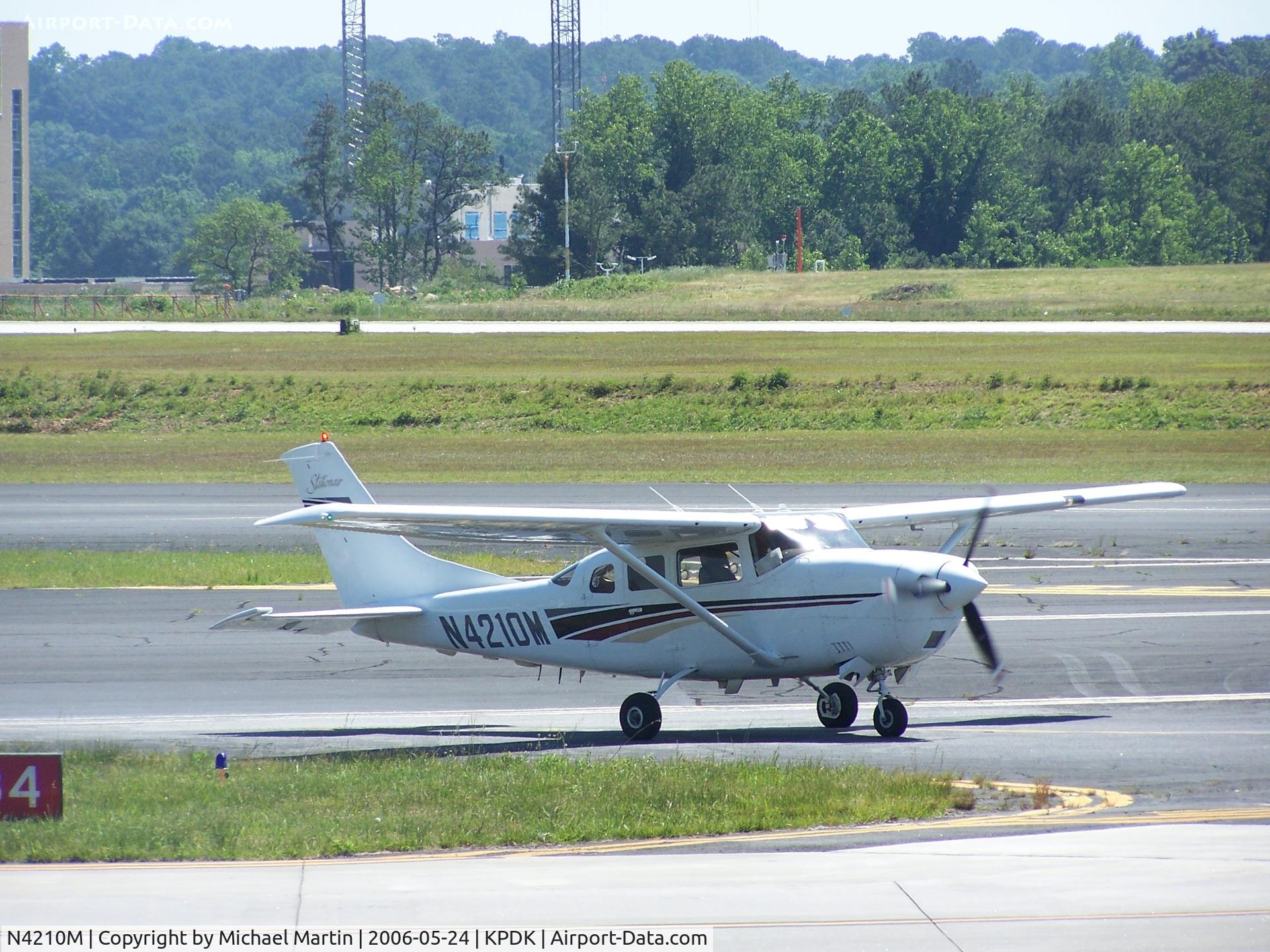 N4210M, 1998 Cessna T206H Turbo Stationair C/N T20608009, Taxing to Runway 2L