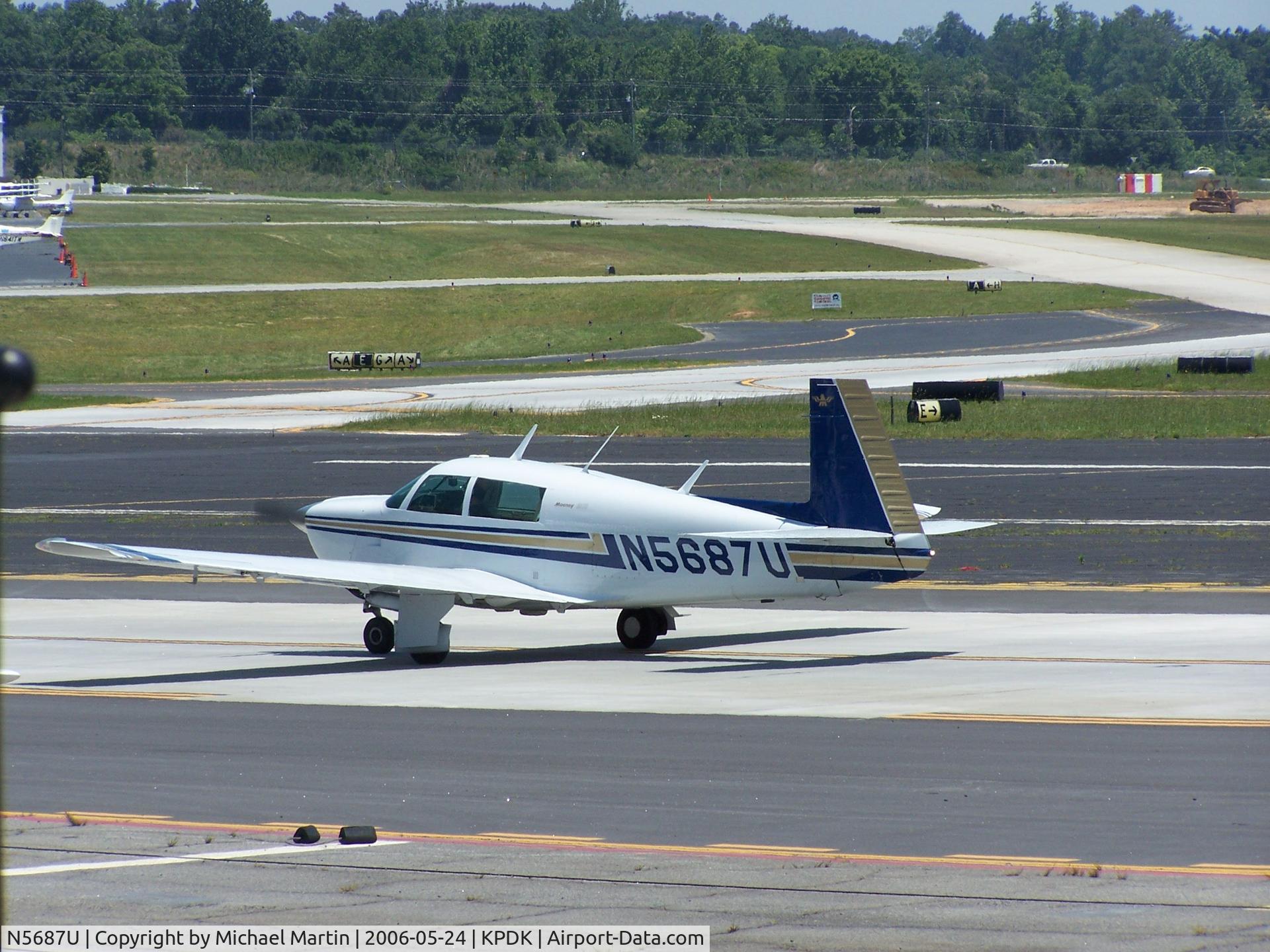 N5687U, 1983 Mooney M20J 201 C/N 24-1404, Taxing to Epps Air Service