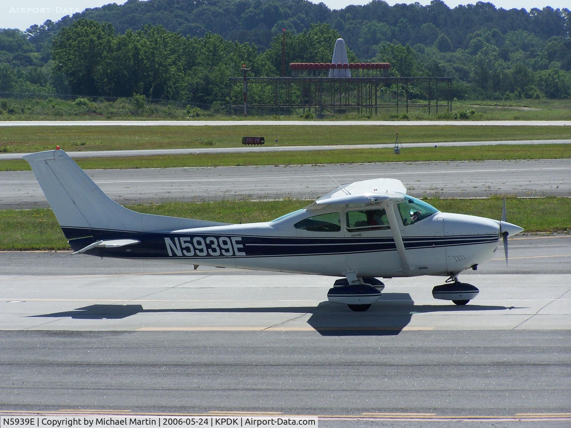 N5939E, Cessna R182 Skylane RG C/N 18268339, Taxing to Runway 2L