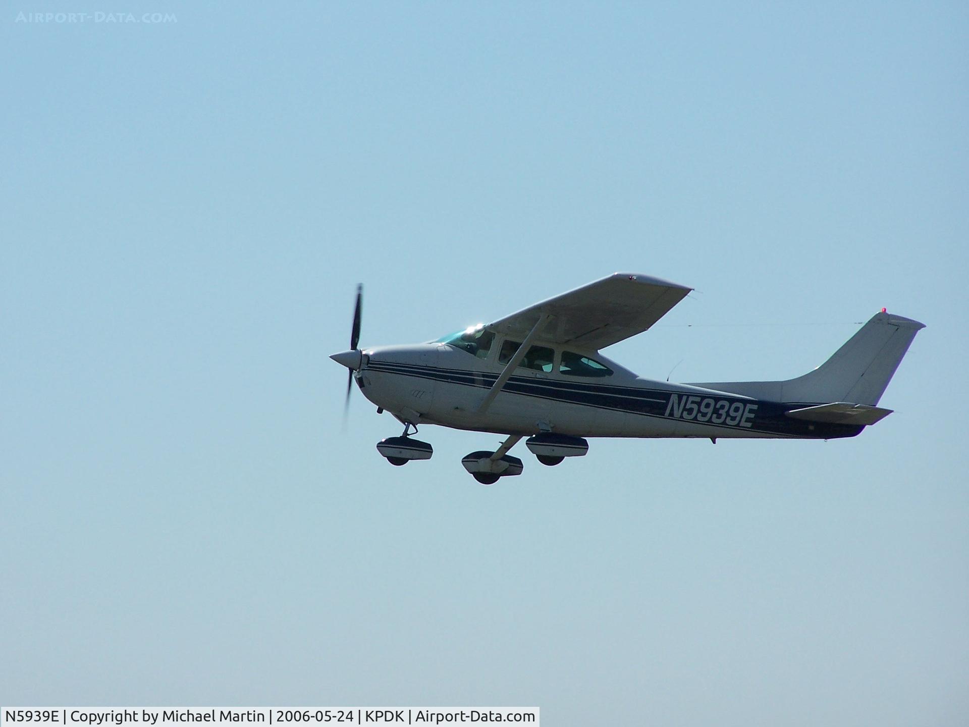 N5939E, Cessna R182 Skylane RG C/N 18268339, Departing PDK enroute to KFMY