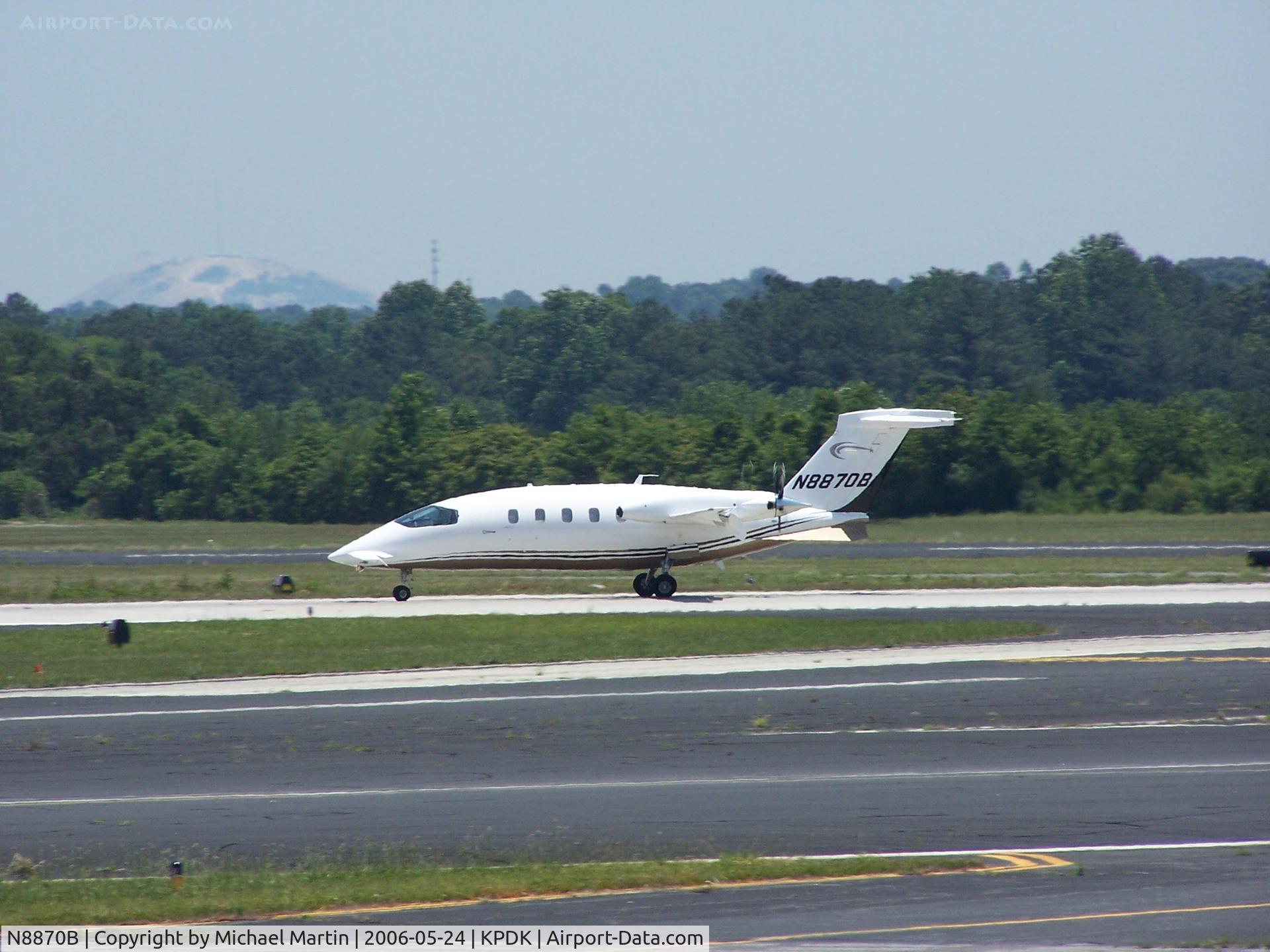 N8870B, 2005 Piaggio P-180 Avanti C/N 1099, Landing PDK on 2R