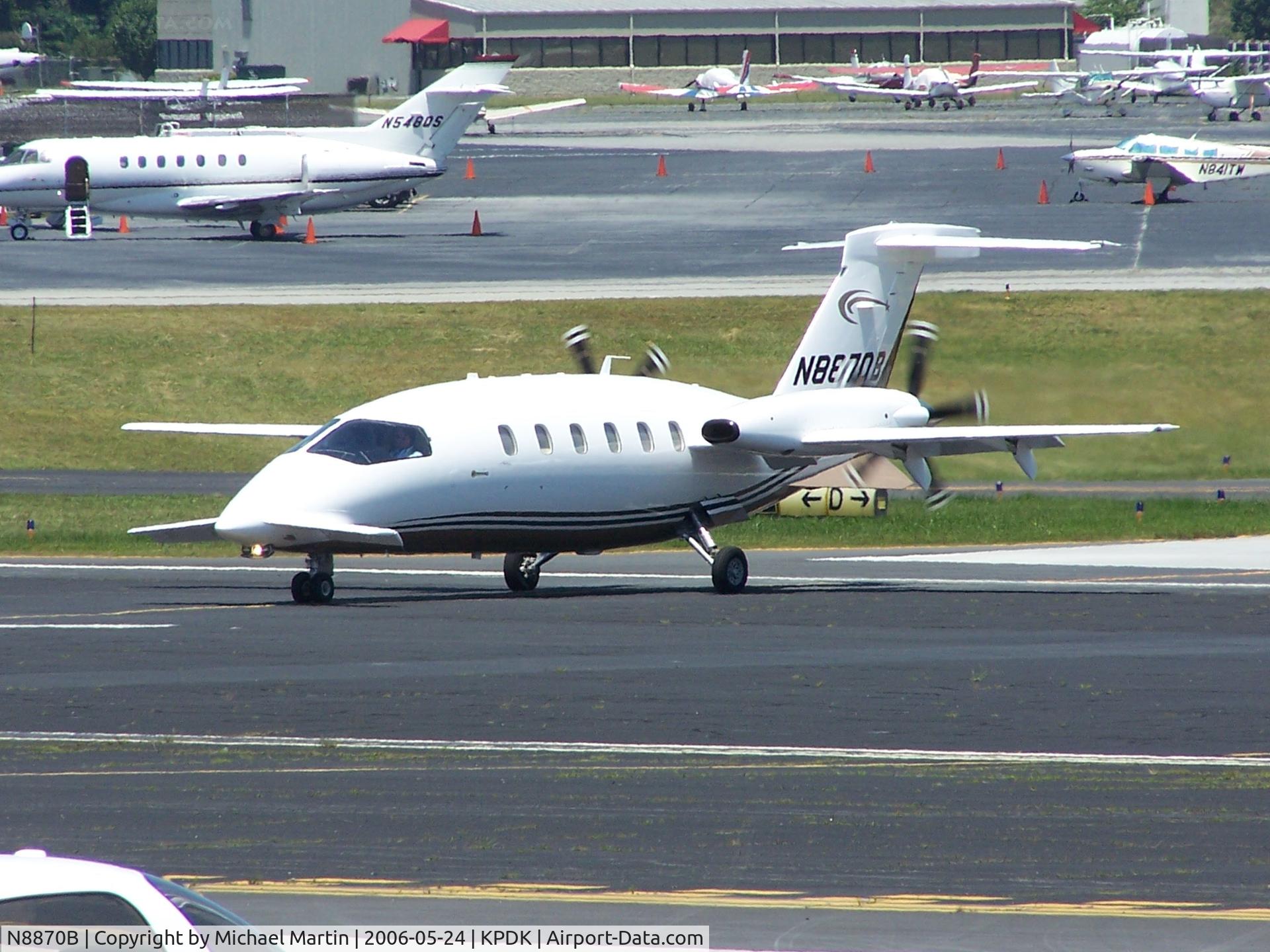 N8870B, 2005 Piaggio P-180 Avanti C/N 1099, Taxing to Epps Air Service