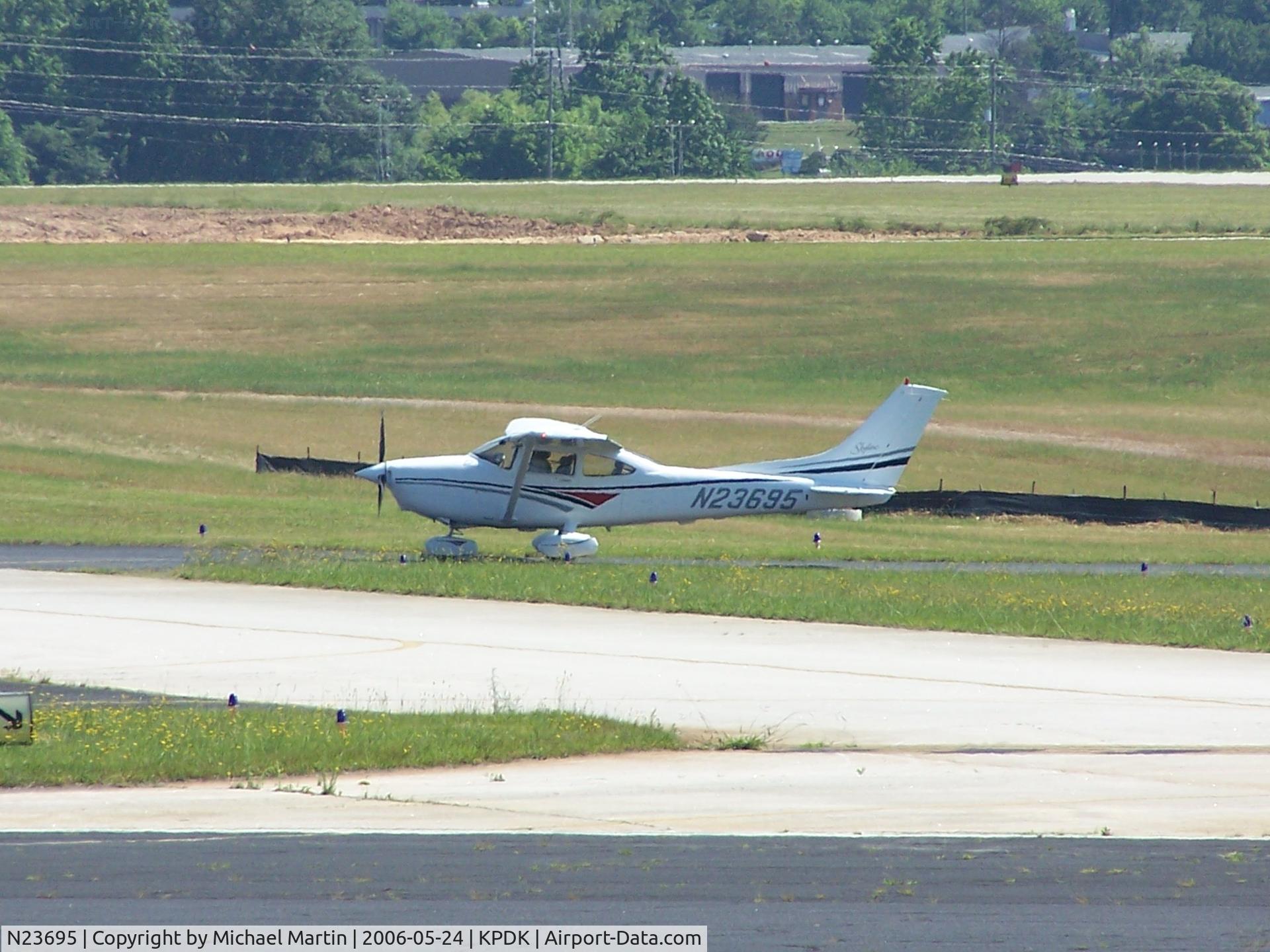 N23695, 1998 Cessna 182S Skylane C/N 18280402, Taxing to tiedown