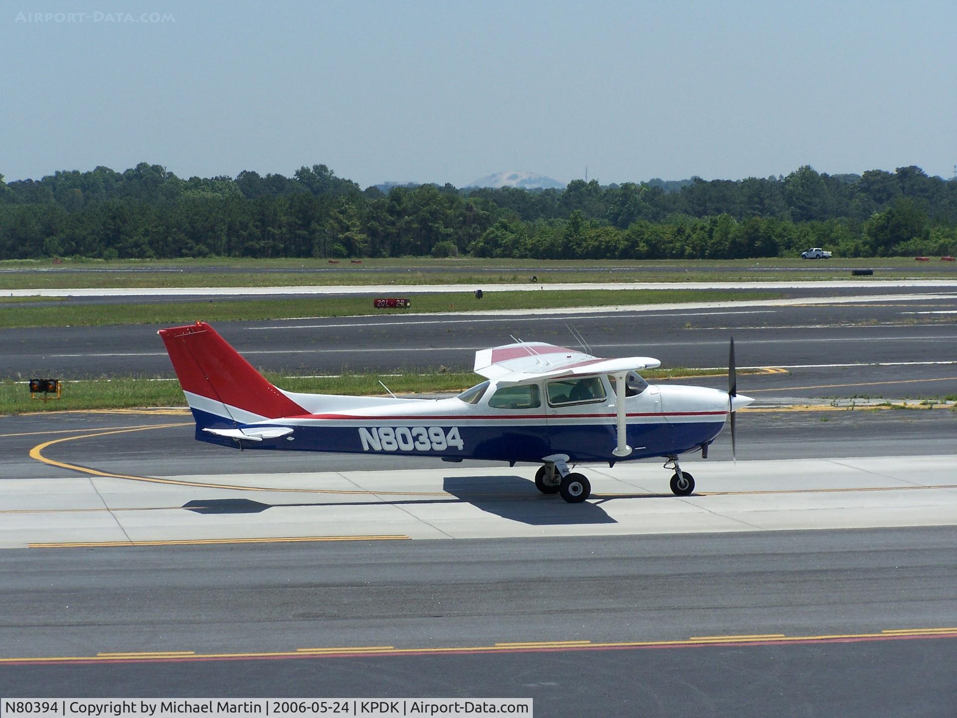 N80394, 1976 Cessna 172M C/N 17266568, Taxing to Runway 2L