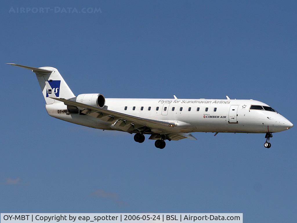 OY-MBT, 2002 Canadair CRJ-200 (CL-600-2B19) C/N 7617, landing on runway 16 as QI747 from CPH