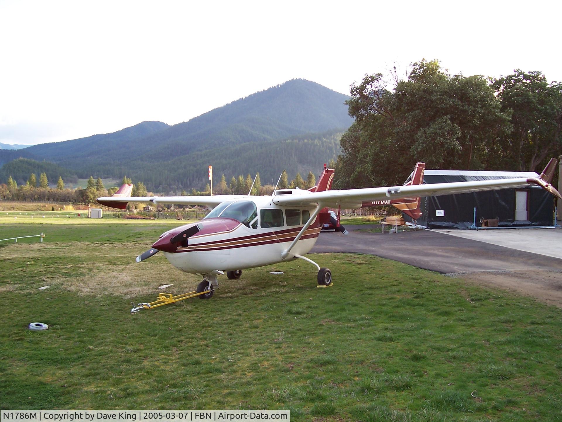 N1786M, 1971 Cessna 337F Super Skymaster C/N 33701386, Skymaster at it's home in Oregon before being sold.  R.I.P  Dad