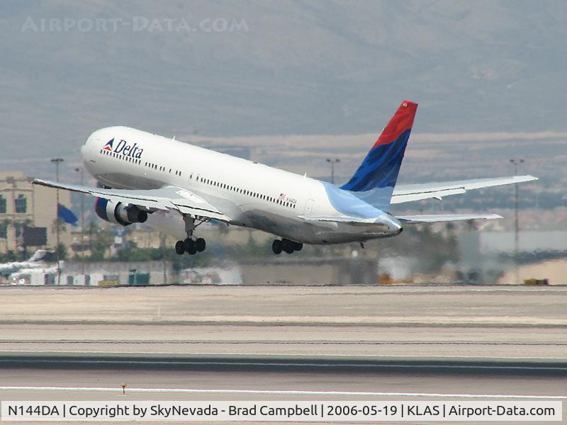 N144DA, 1999 Boeing 767-332 C/N 27584, Delta Airlines / 1999 Boeing 767-332