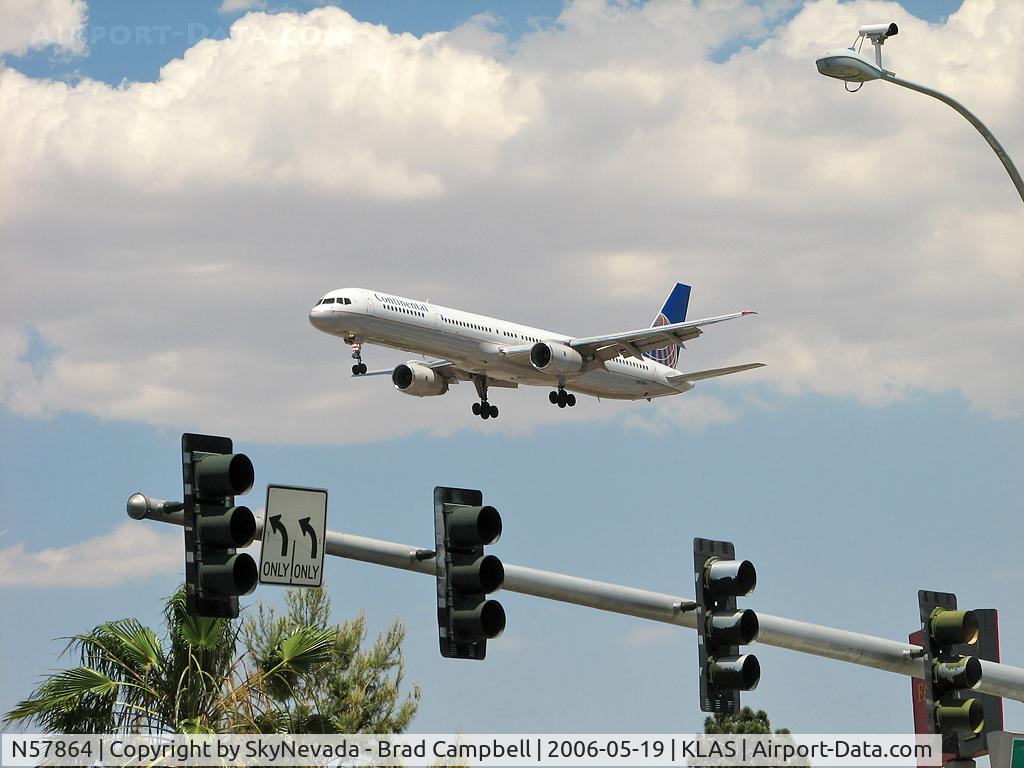 N57864, 2001 Boeing 757-33N C/N 32588, Continental Airlines / 2001 Boeing 757-33N / While driving from the Sunset Viewing Area to 'Park 2000', I had to stop for some heavy traffic.
