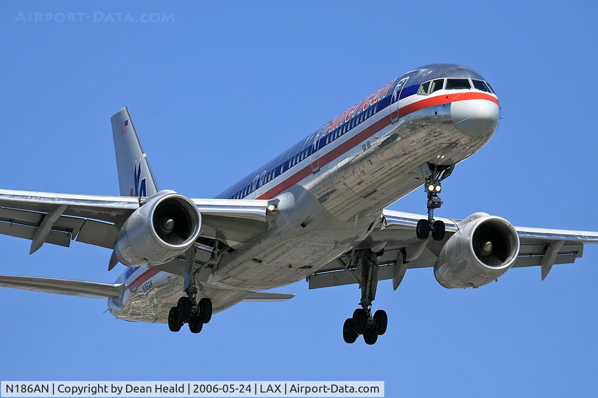 N186AN, 2001 Boeing 757-223 C/N 32380, American Airlines N186AN (FLT AAL161) from Miami Int'l (KMIA) on final approach to LAX RWY 24R.