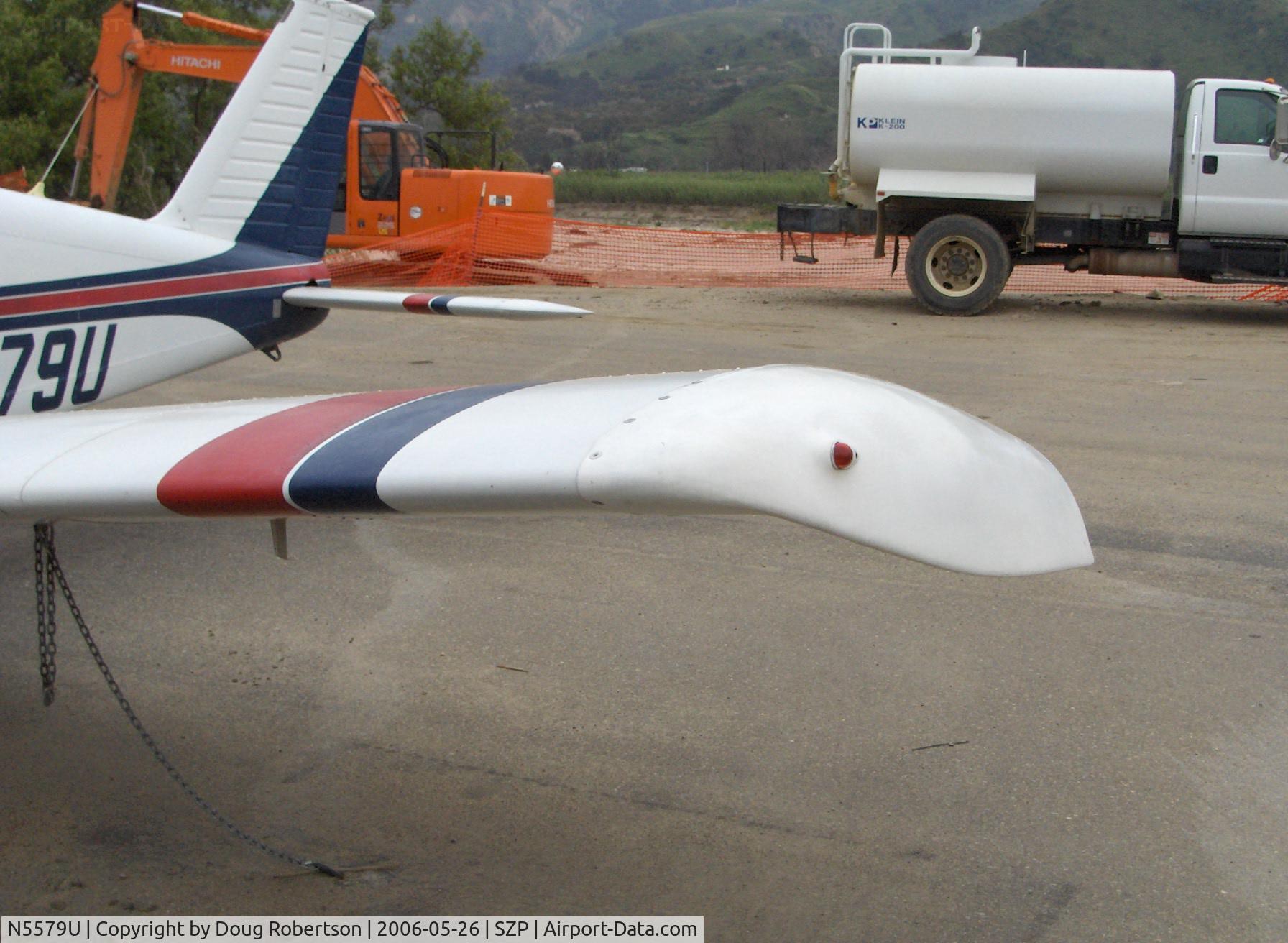 N5579U, 1970 Piper PA-28-140 C/N 28-26887, 1970 Piper PA-28-140, booster wingtip detail