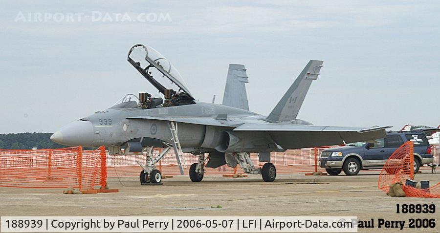 188939, 1988 McDonnell Douglas CF-188B Hornet C/N 0747/B110, The two-seater of the Canadiens Demo Team