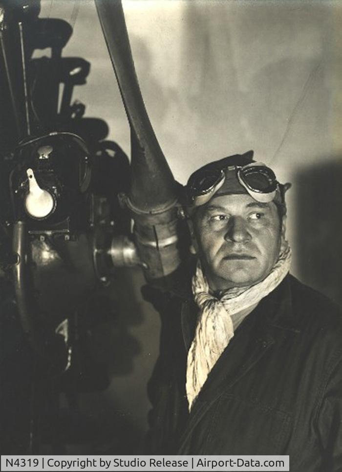 N4319, 1928 Curtiss-Wright Travel Air 4000 C/N 372, Wallace Beery with Travel Air 4319 taken 1929