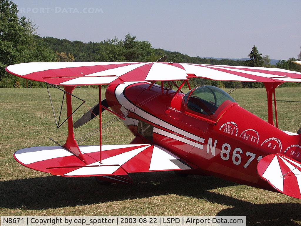 N8671, Pitts S-1S Special C/N 25P, Parked on the day bevore the airdispaly begins