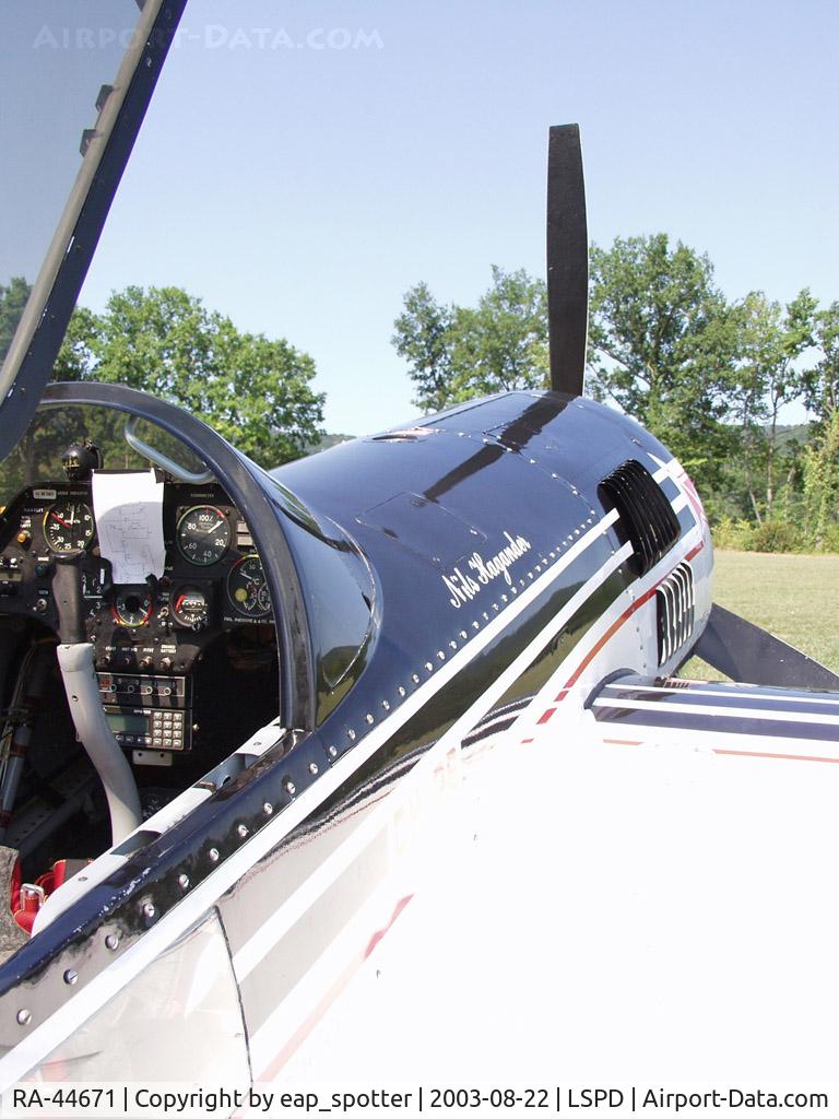 RA-44671, Sukhoi Su-26 C/N Not found RA-44671, Cockpit and engine in one line