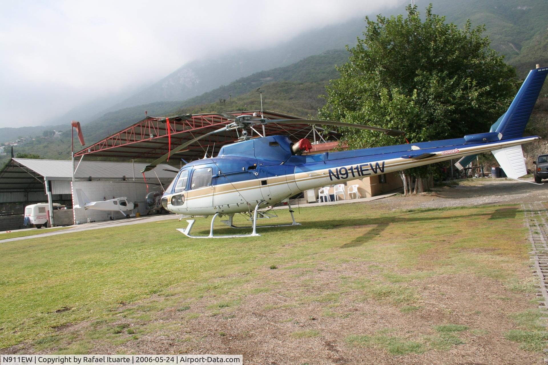 N911EW, 1992 Aérospatiale AS-350B-2 Ecureuil C/N 2657, Based in Monterrey Mexico. Fire Fighter