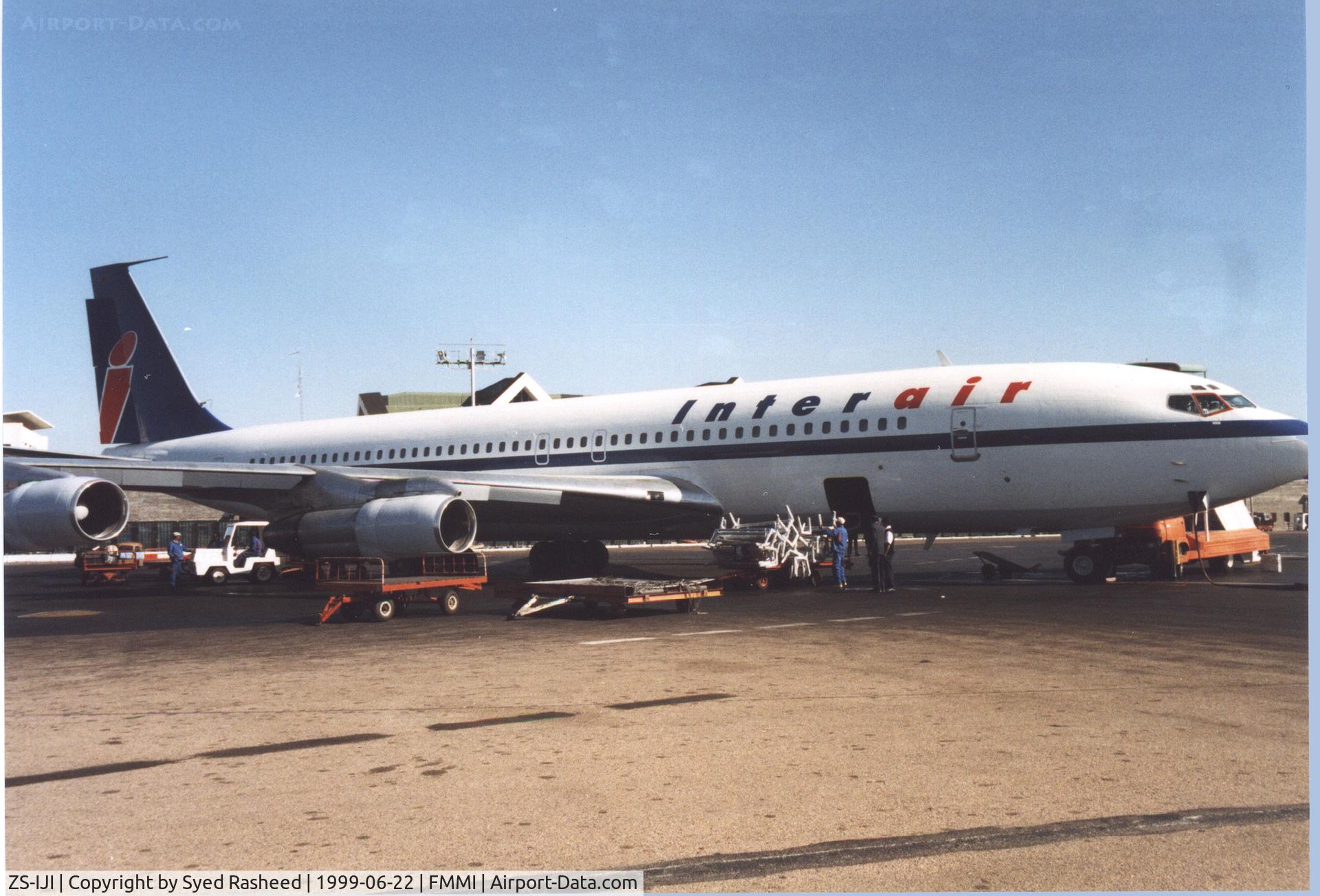 ZS-IJI, 1967 Boeing 707-323C C/N 19517, On ground in Antananarivo offloading passengers - Previously this acft flew as a Freighter (N29AZ)