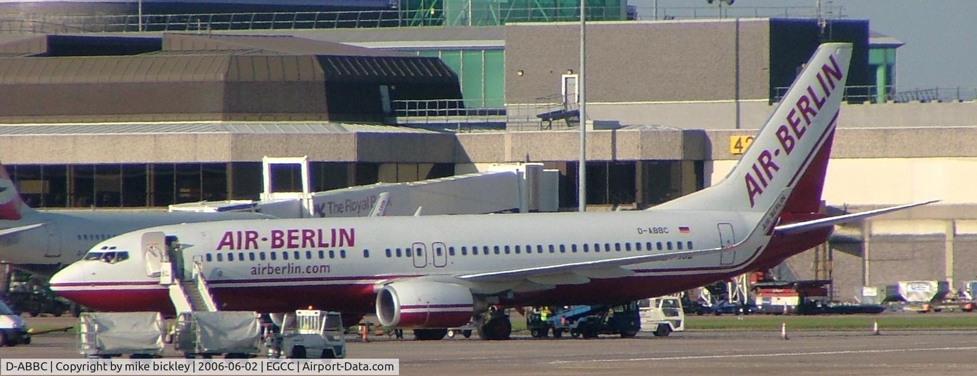 D-ABBC, 2001 Boeing 737-86J C/N 32625, loading.