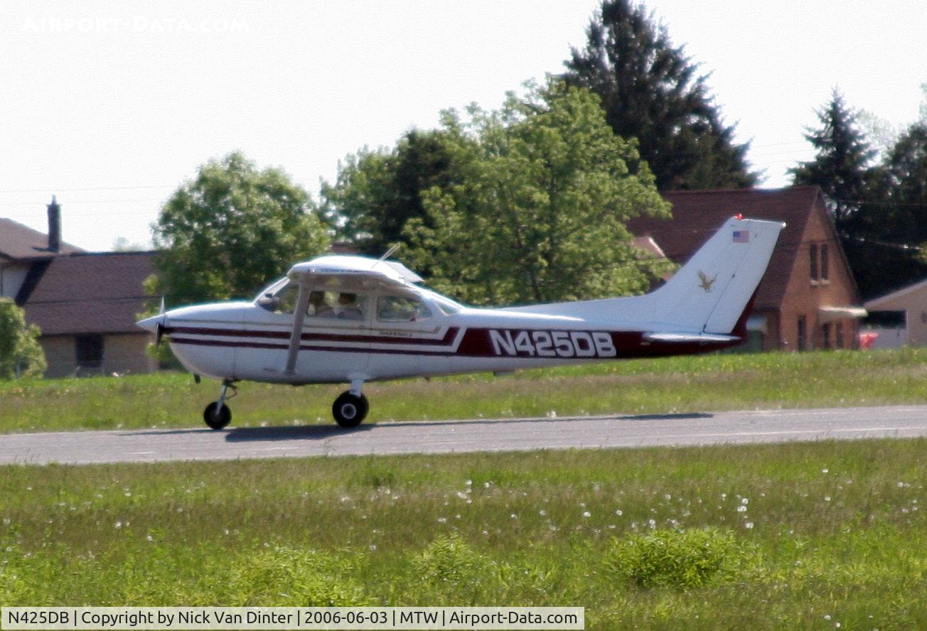 N425DB, 1975 Cessna 172M C/N 17266404, Manitowoc Air Show