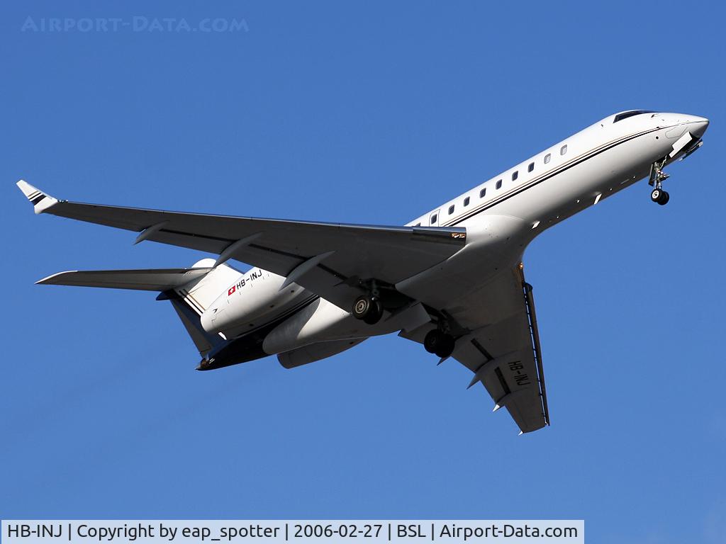 HB-INJ, 2000 Bombardier BD-700-1A10 Global Express C/N 9086, making a go-around due to traffic on the runway