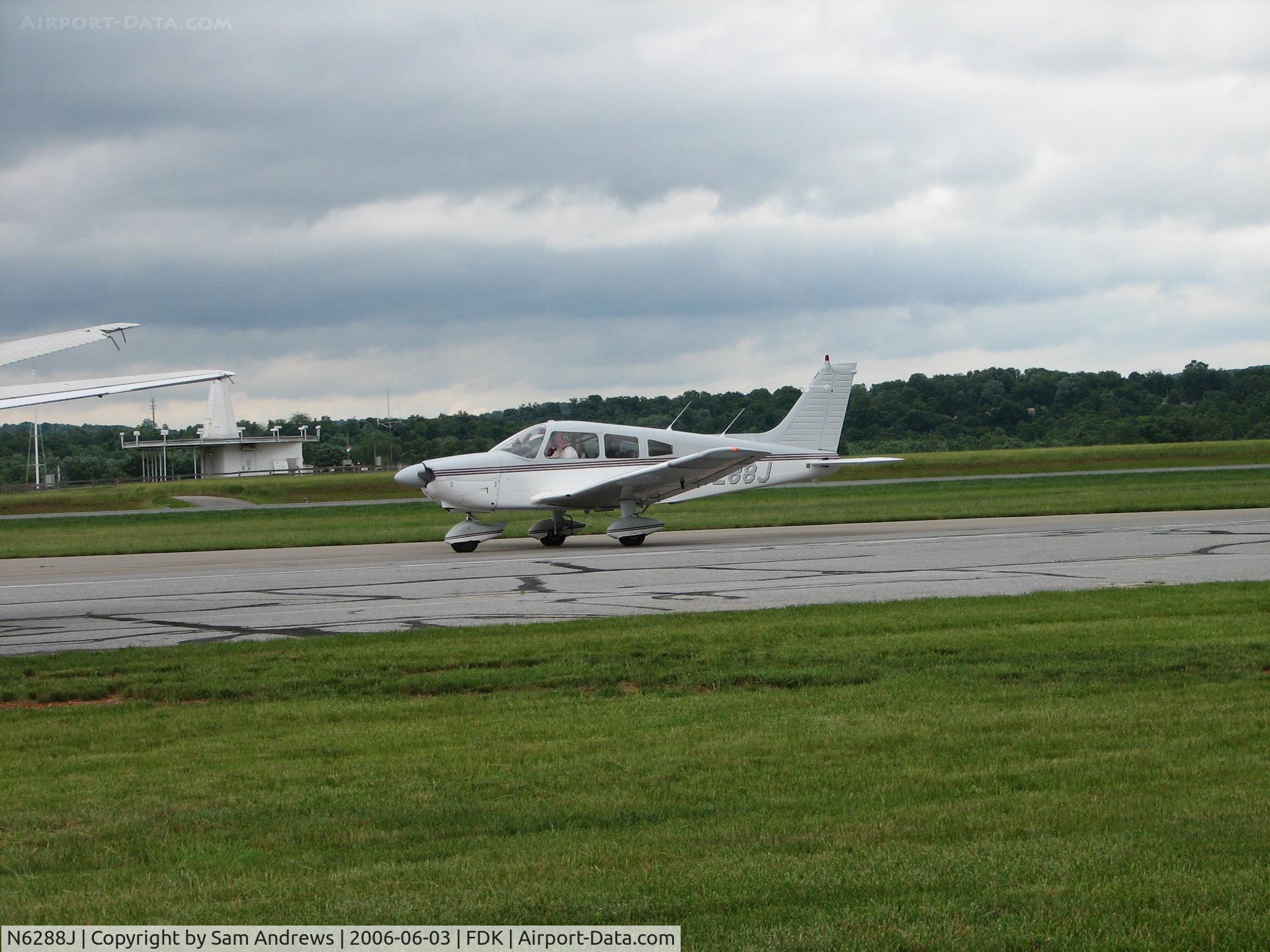 N6288J, 1976 Piper PA-28-181 C/N 28-7690393, Down to the AOPA Fly-in 2006 from the Allentown-Bethlehem-Easton (ABE) Airport.  Lehigh Valley Flying Club outing?