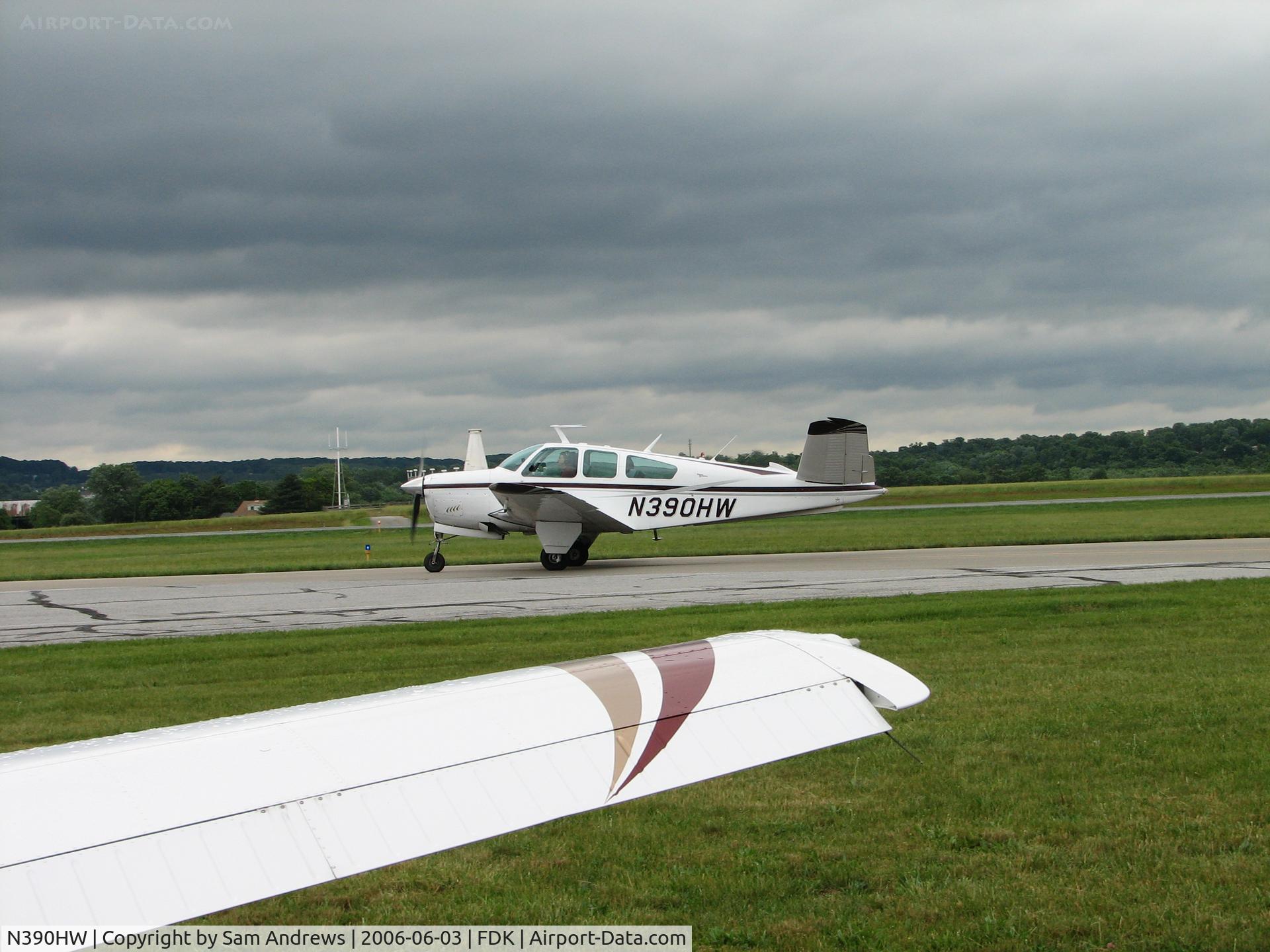 N390HW, 1967 Beech V35A Bonanza C/N D-8608, taxiing to parking at the Fly-in