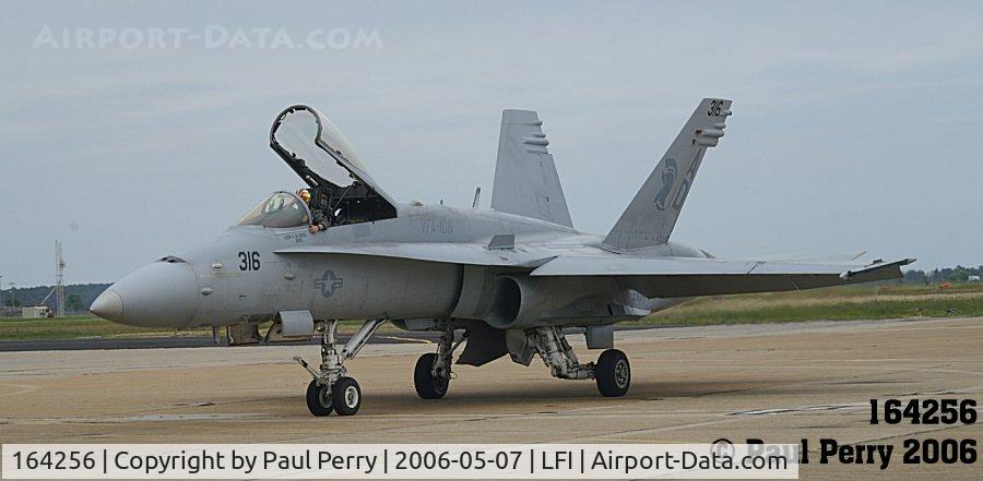 164256, 1991 McDonnell Douglas F/A-18C Hornet C/N 1019, Here she comes, the legacy Hornet